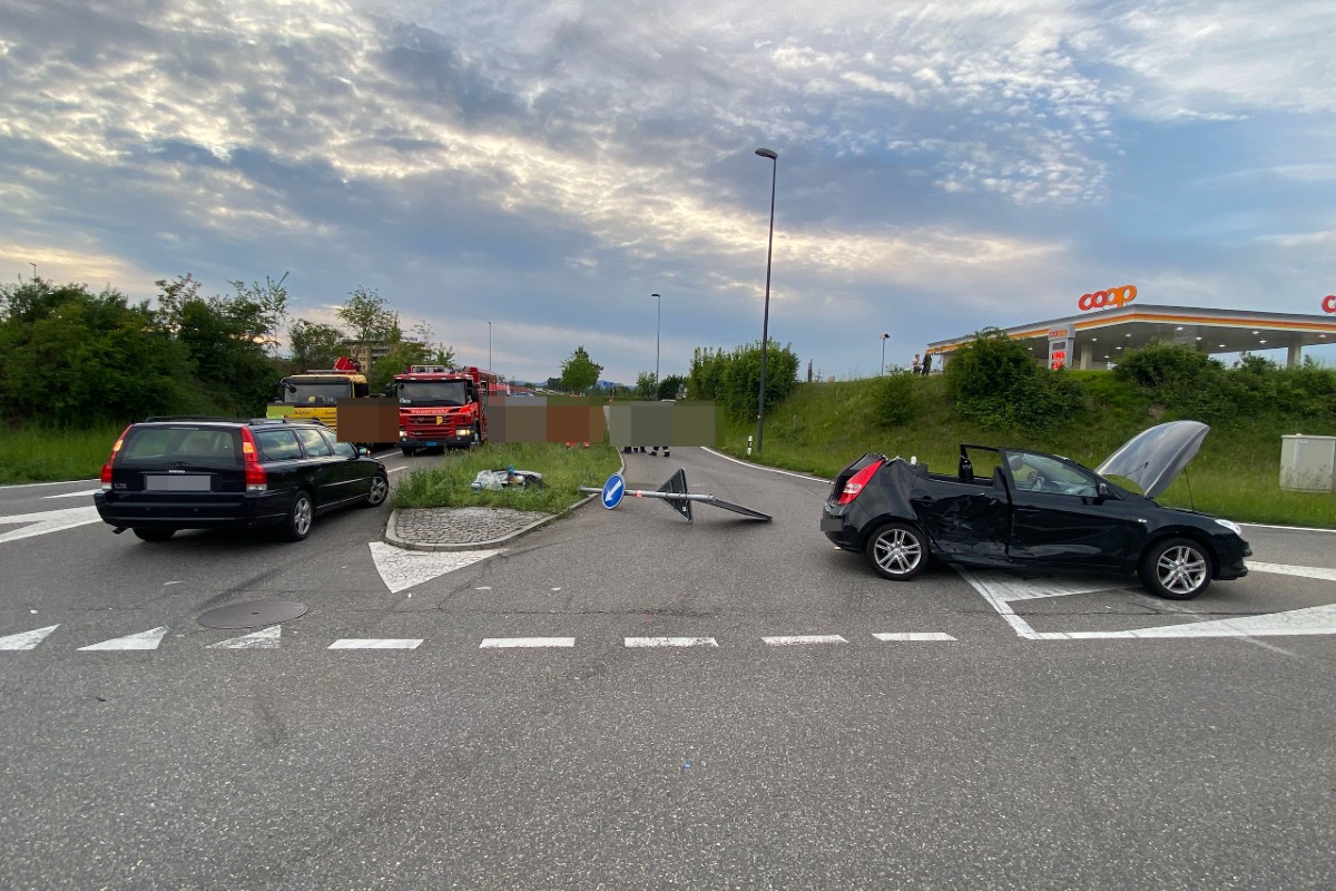 Oberentfelden AG - Autolenker missachtet Vortritt - drei Personen verletzt