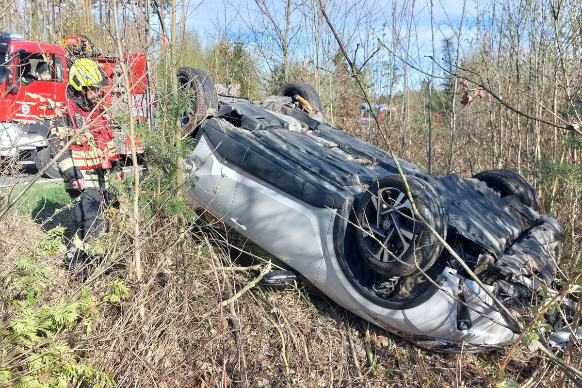 Waidhofen an der Thaya – Pkw überschlägt sich und landet im Wald