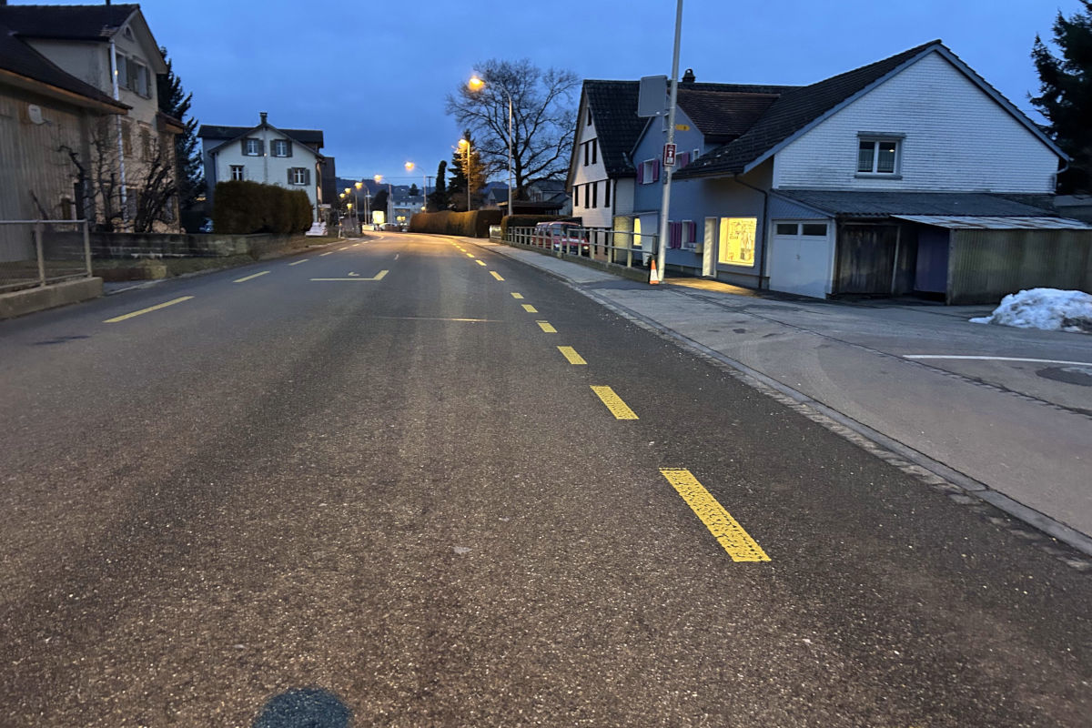 Gossau SG – Fahrunfähiger Lenker prallt gegen Strassenlaterne