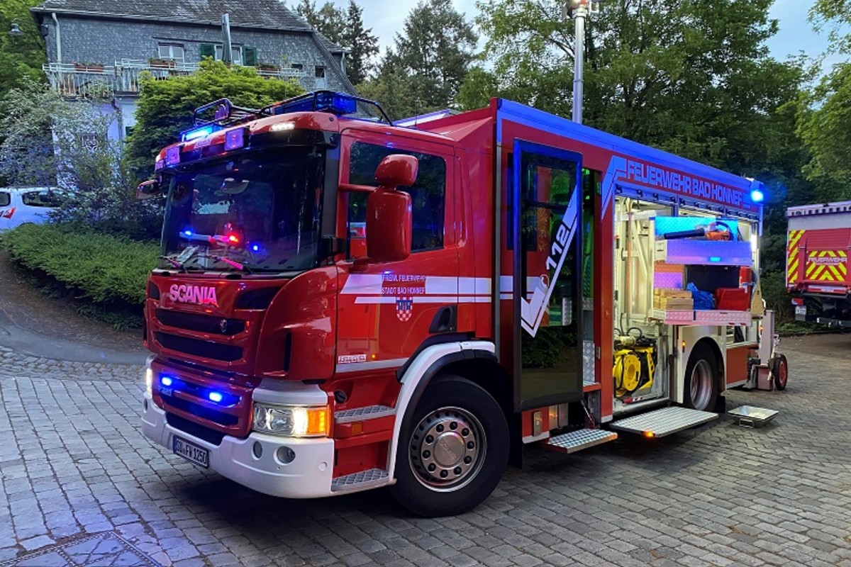 Flut in Hetlingen - Feuerwehr rettet eingeschlossene Spaziergängerinnen