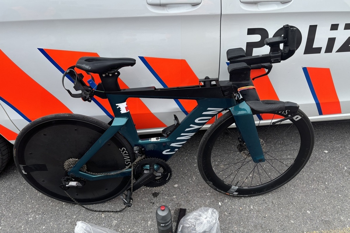 Netstal GL – Fahrradfahrer kollidiert mit dem Heck eines Lieferwagens