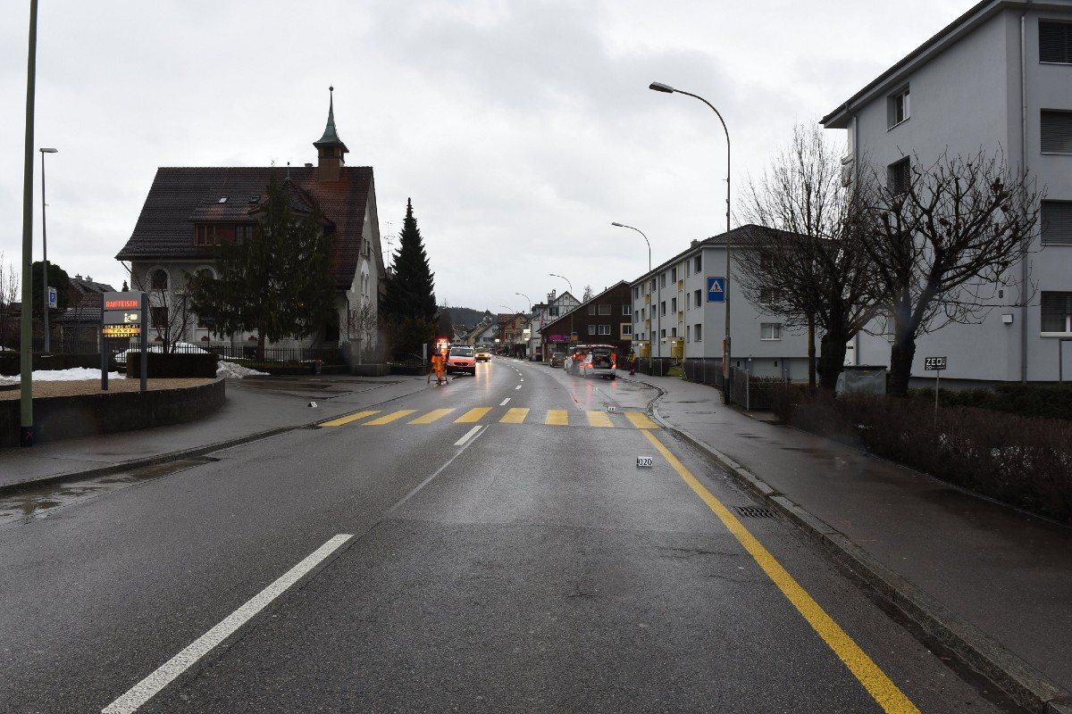 Embrach ZH - 25-jährige Fussgängerin schwer verletzt