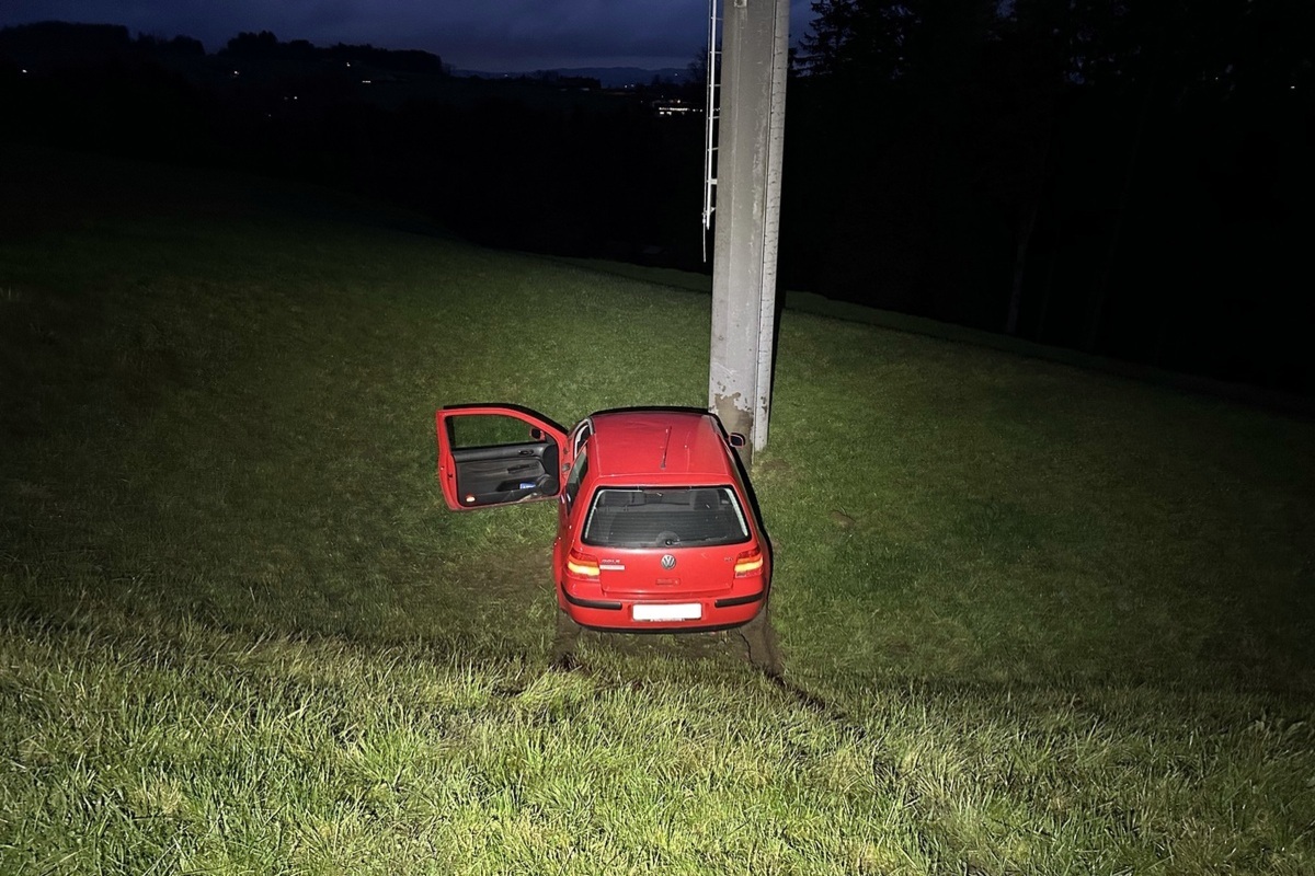 Schachen bei Herisau AR – Auto bei Unfall gegen Strommasten geprallt