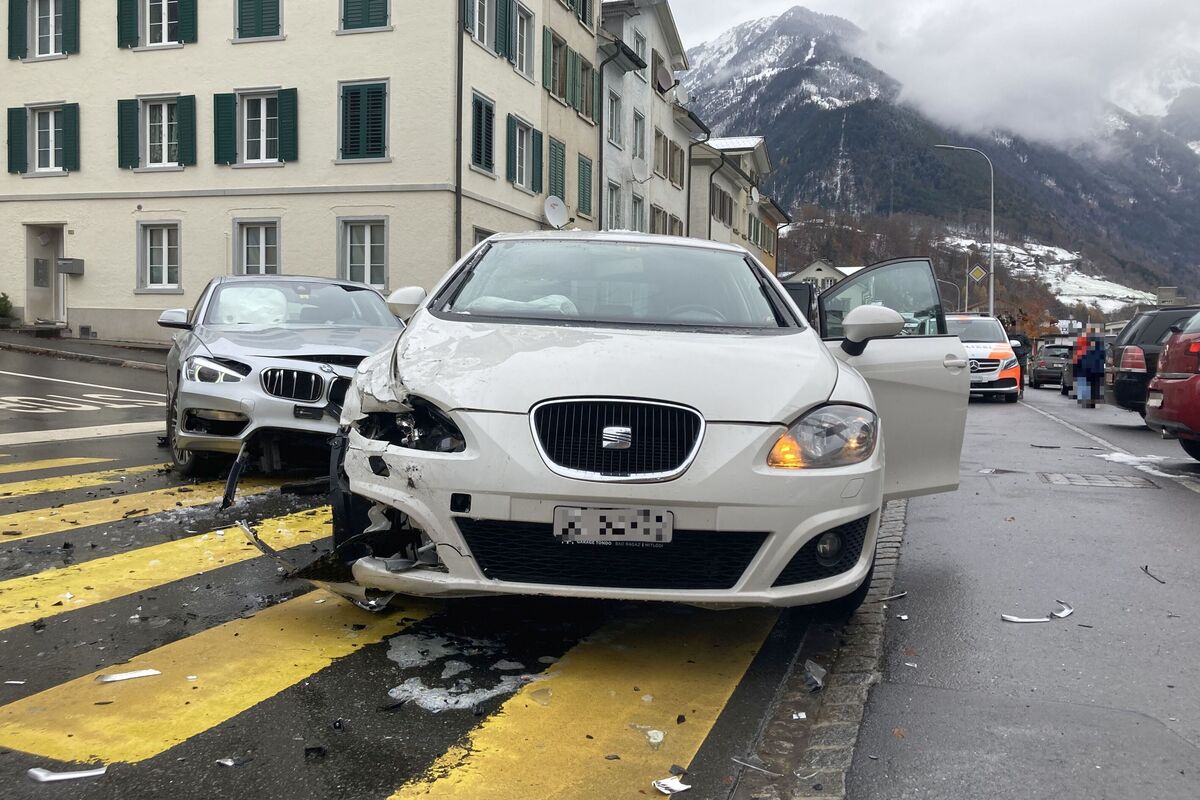 Schwanden GL - Heftige Kollision zwischen zwei Autos 