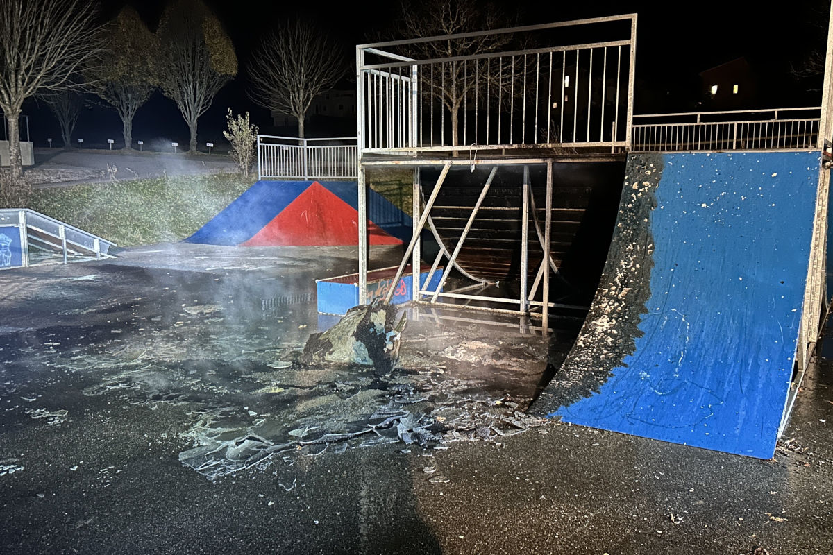 Oberuzwil SG – Mobile Toilette beim Skaterpark in Brand