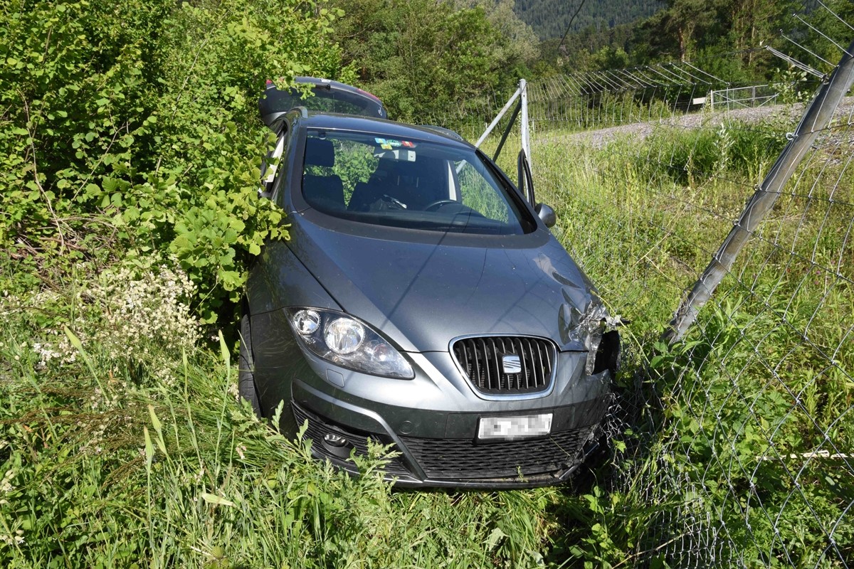 Bonaduz GR - Auto fuhr in der Kurve geradeaus und kam von der Strasse ab
