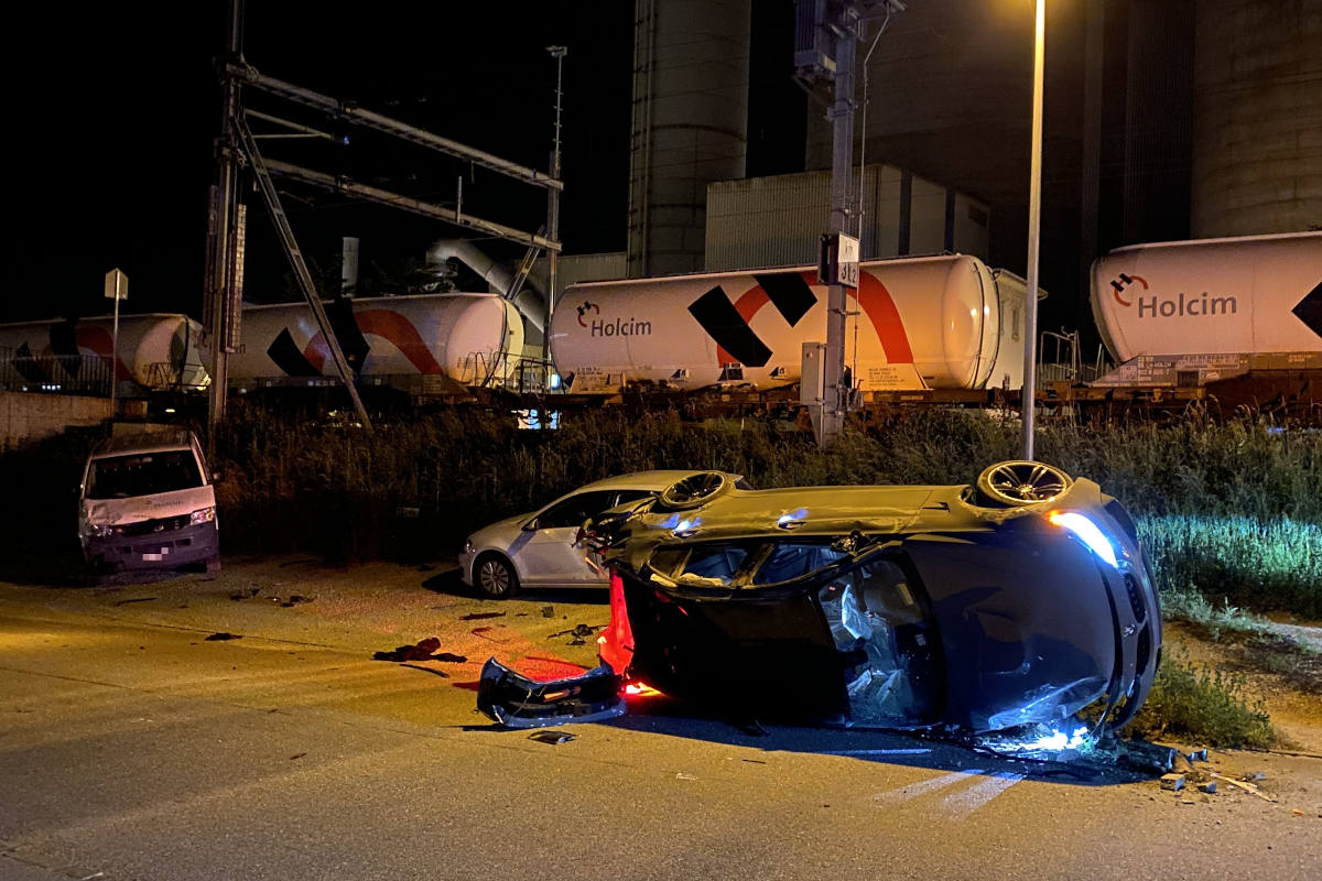 Zeugenaufruf Würenlingen AG – Kontrolle über BMW verloren und in parkierte Fahrzeuge gekracht