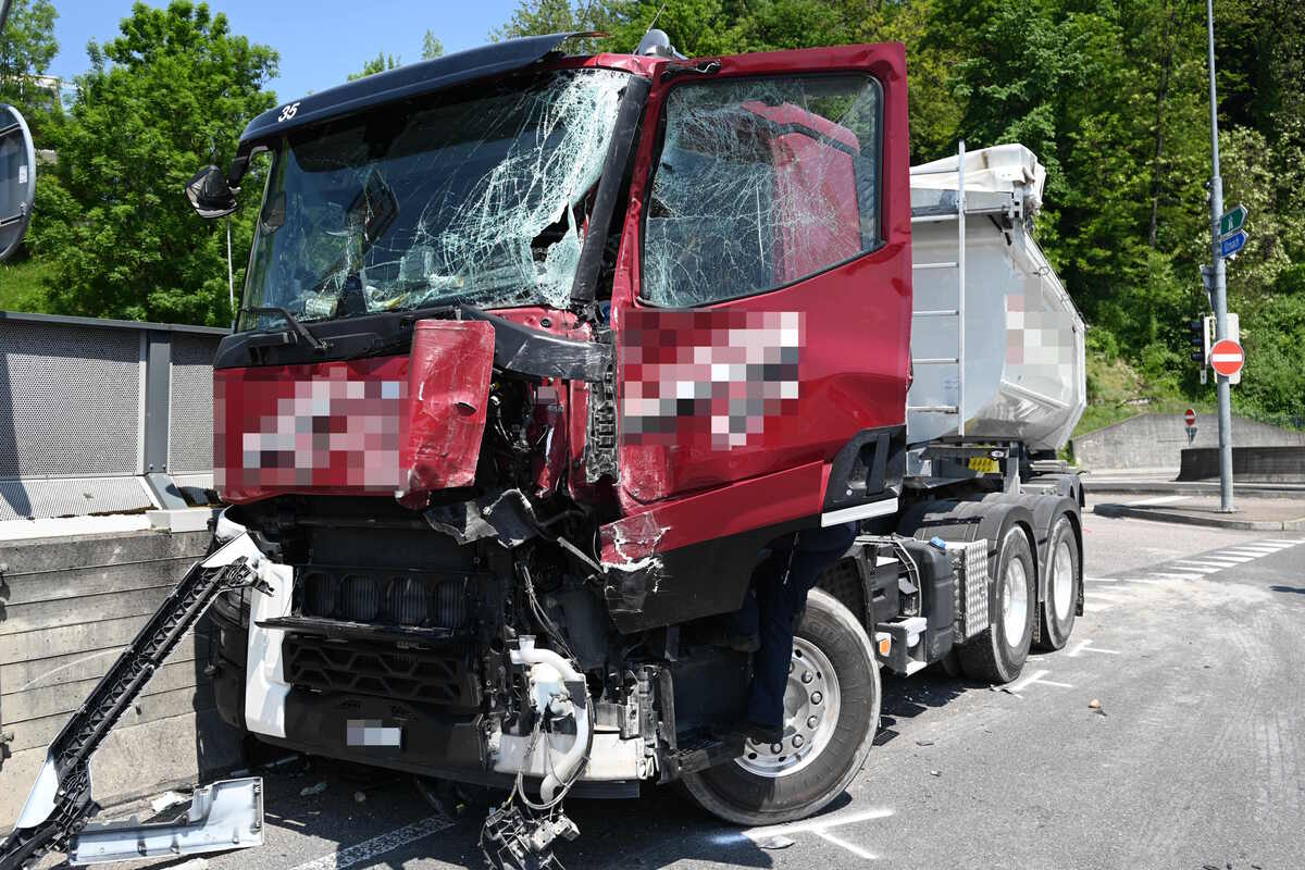 Unfall gestern in Neuhaus SG - Zeugenaufruf nach Kollision zweier Sattelmotorfahrzeuge