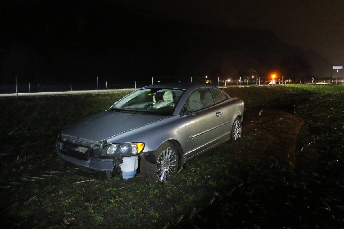 Netstal GL – In Fussraum gefallene Zigarette löst Unfall aus