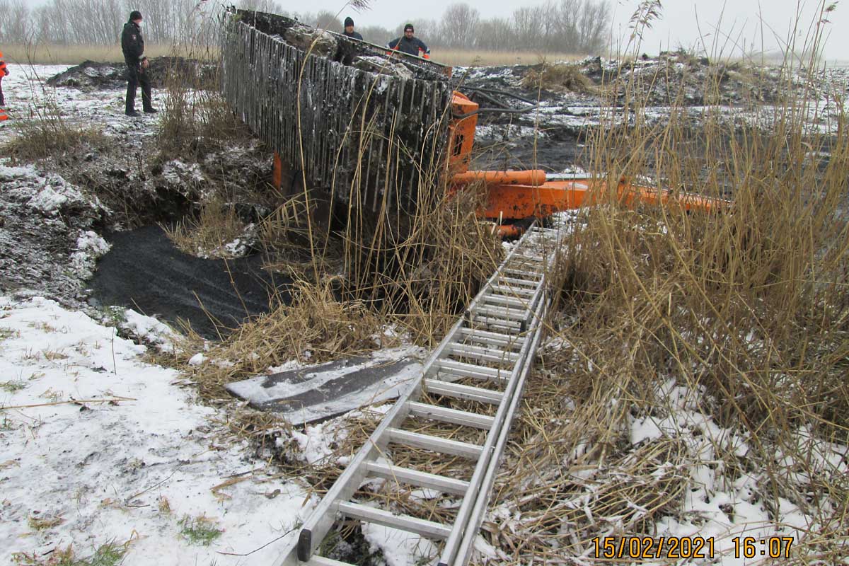 Bredstedt - Bagger stürzt in Klärbecken