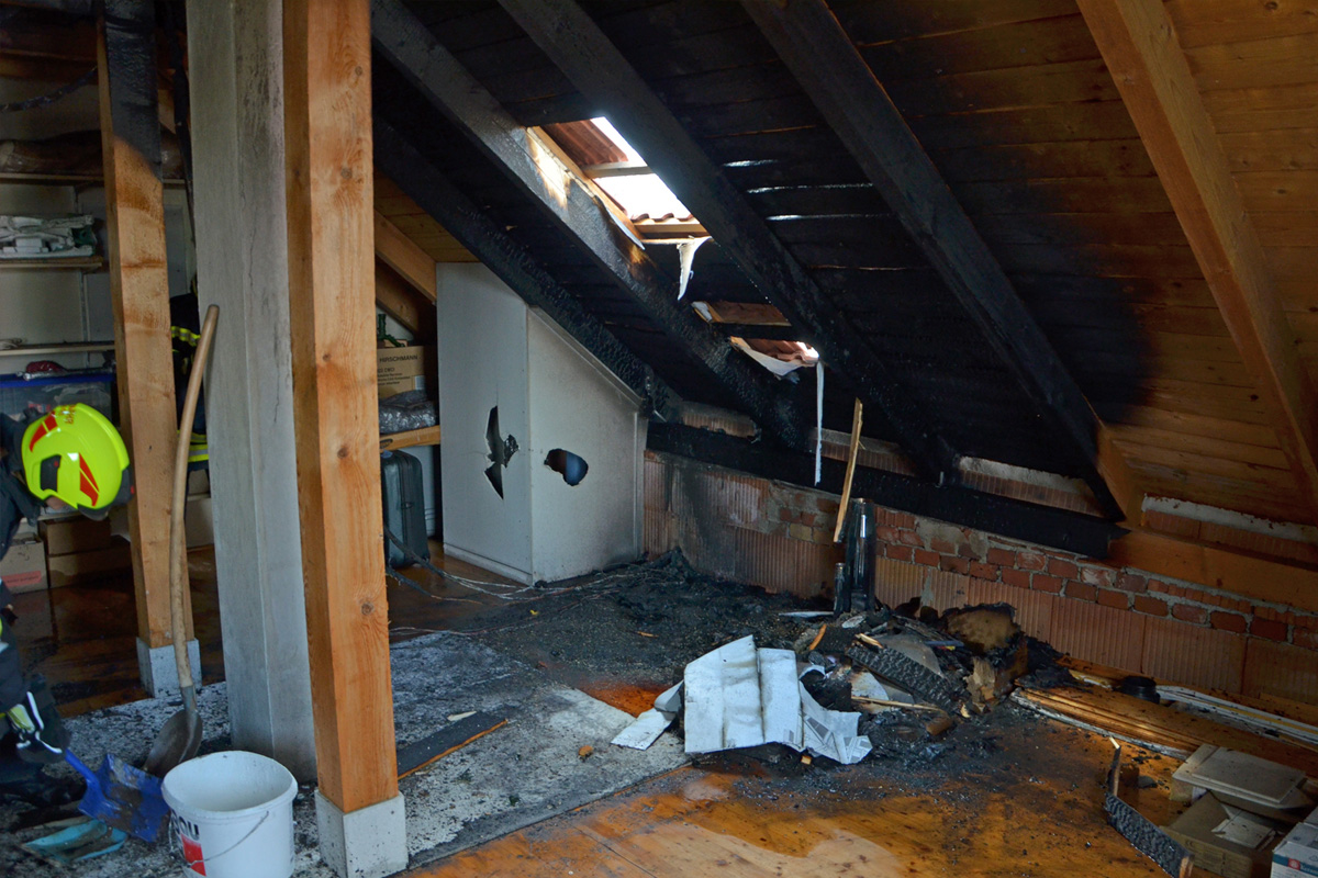 Heinreichs – Feuerwehren bekämpfen Brand im Dachstuhl