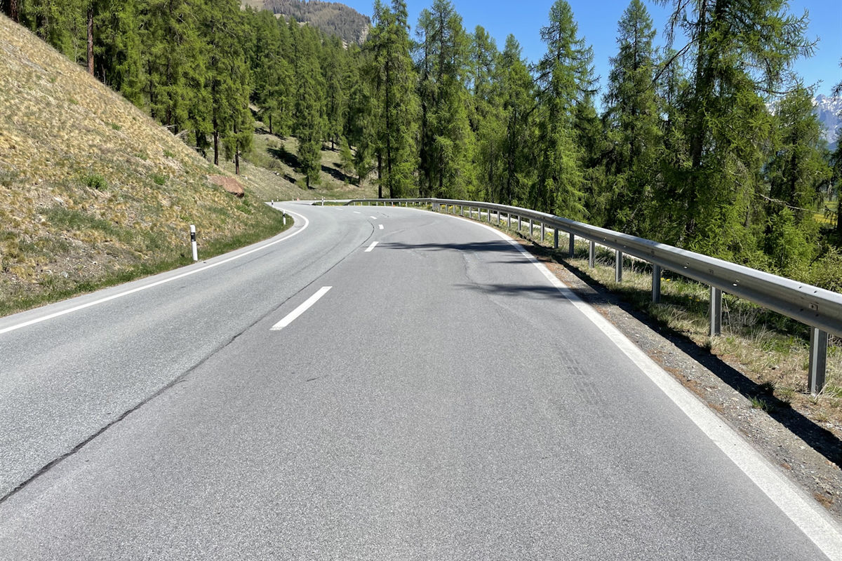 Ardez GR – Motorradfahrerin stürzt bei Selbstunfall