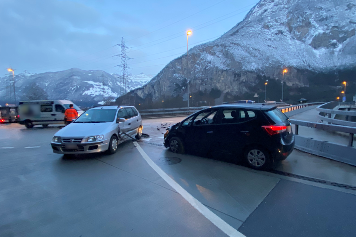 Erstfeld UR – Kollision zwischen zwei Personenwagen