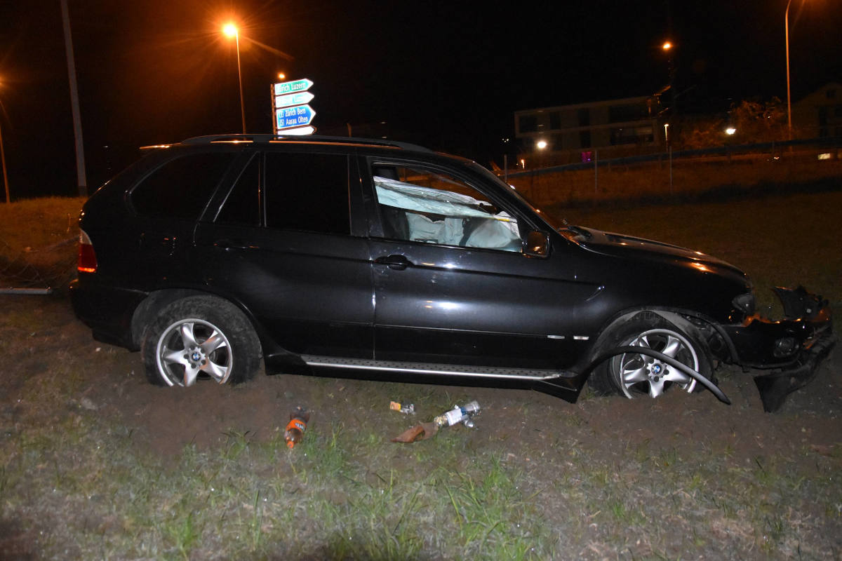 Wangen bei Olten SO – Auto landet im Wiesland