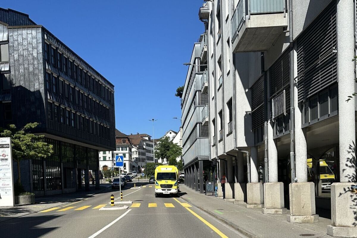 Unfall in Herisau AR – Velofahrer kollidiert mit Fussgängerin