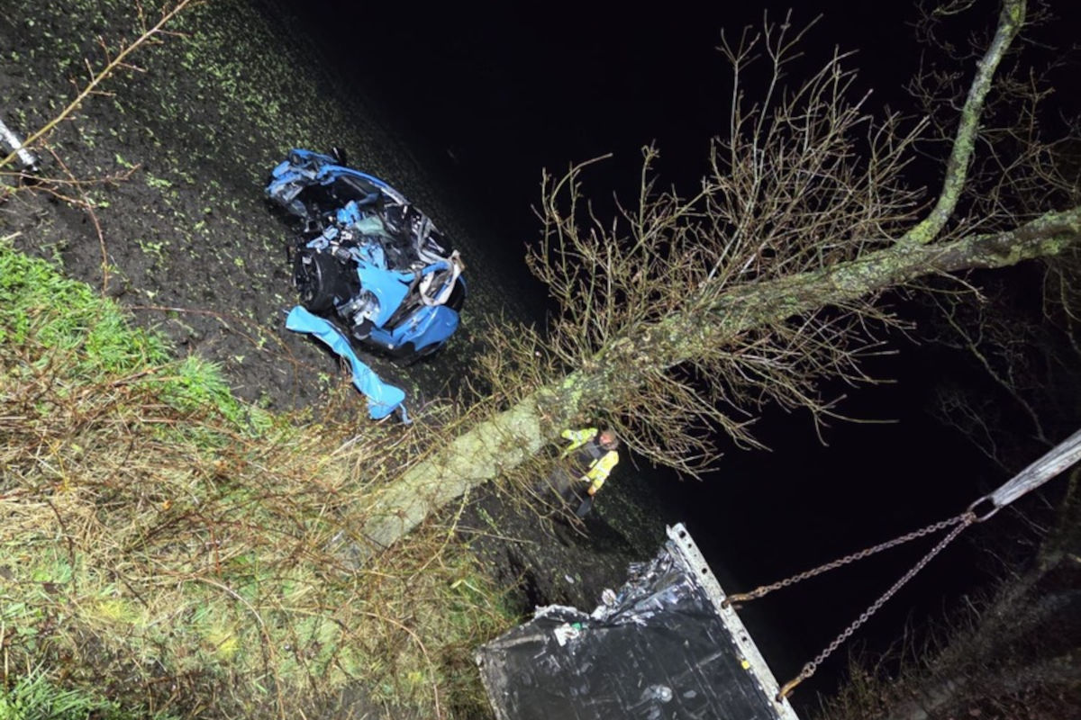 Tödlicher Unfall bei Schiffdorf – Pkw prallt gegen Baum