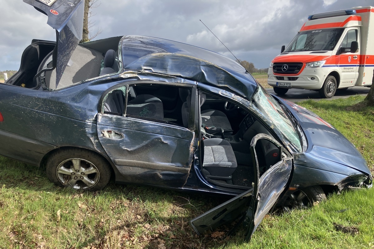 Ostervesede – Bei Unfall gegen Bäume geprallt