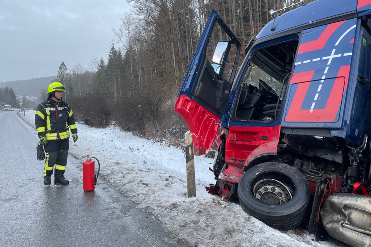 Nagold – Autofahrer bei Unfall mit Lkw lebensgefährlich verletzt