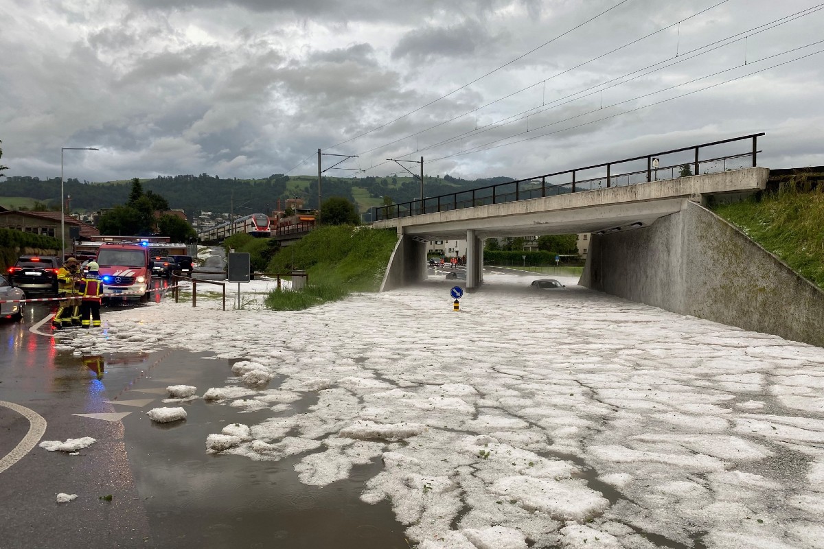 Heftige Gewitterfront mit Hagel zog über den Kanton Zug