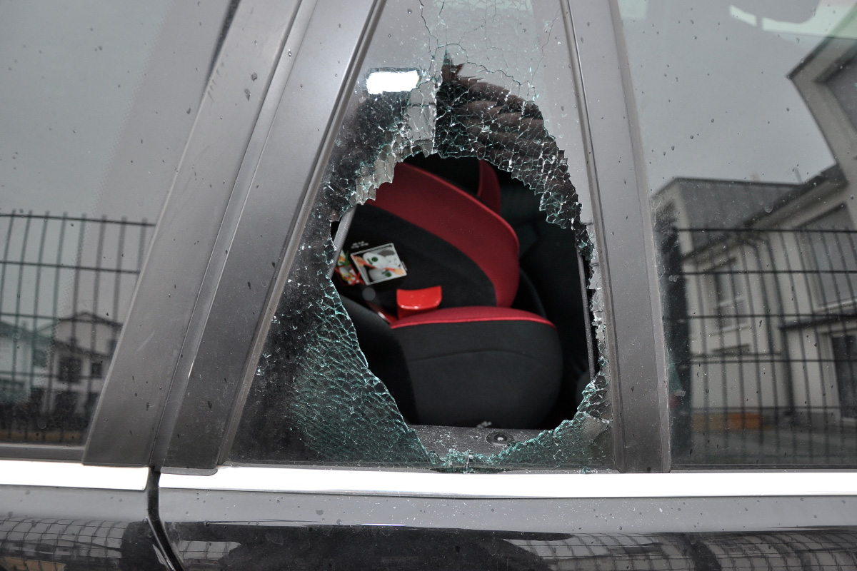 Ratingen – Unbekannte brechen zehn Autos auf und stehlen Bargeld