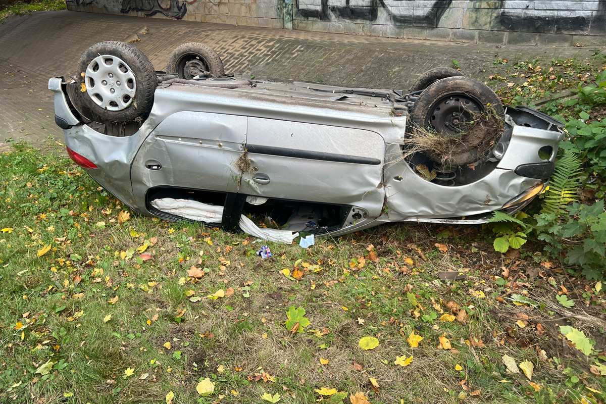 Bückeburg NI – Auto überschlägt sich bei Alleinunfall