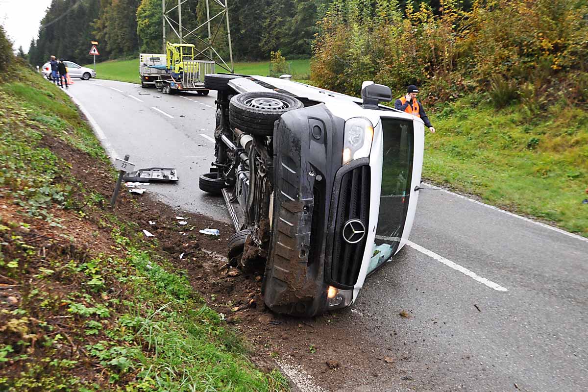 Frontalkollision in Däniken SO - Lieferwagen nach Streifkollision auf Seite gekippt