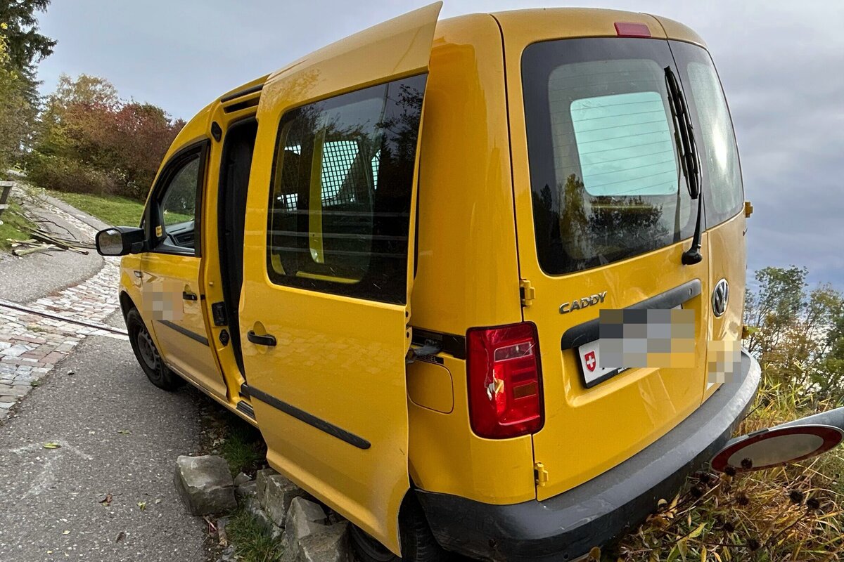 Teufen AR - Fahrzeug macht sich selbstständig