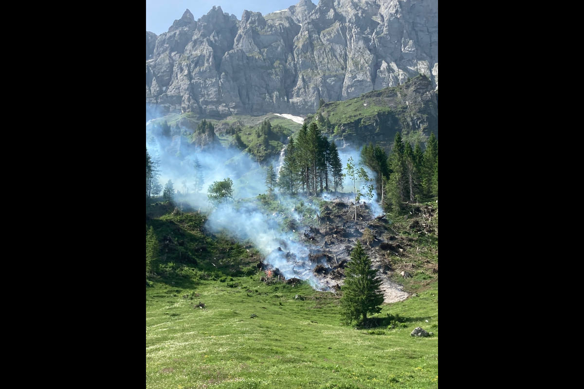 Spiringen UR – Mottfeuer löst Flurbrand aus