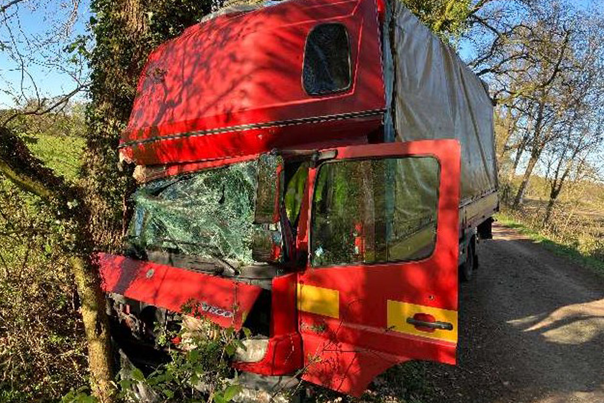 Ippensen – Lkw-Fahrer prallt mit drei Promille gegen Bäume