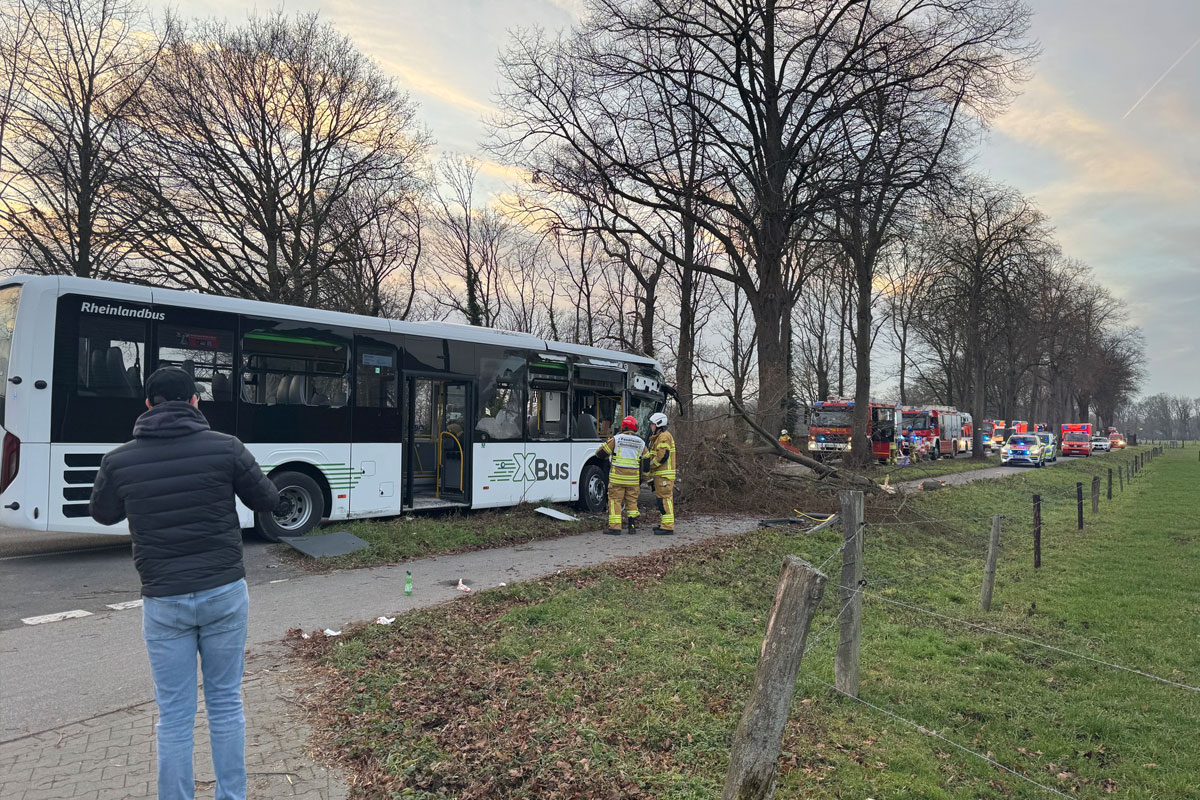 Tönisvorst – 13 teils schwer Verletzte nach Unfall von Linienbus