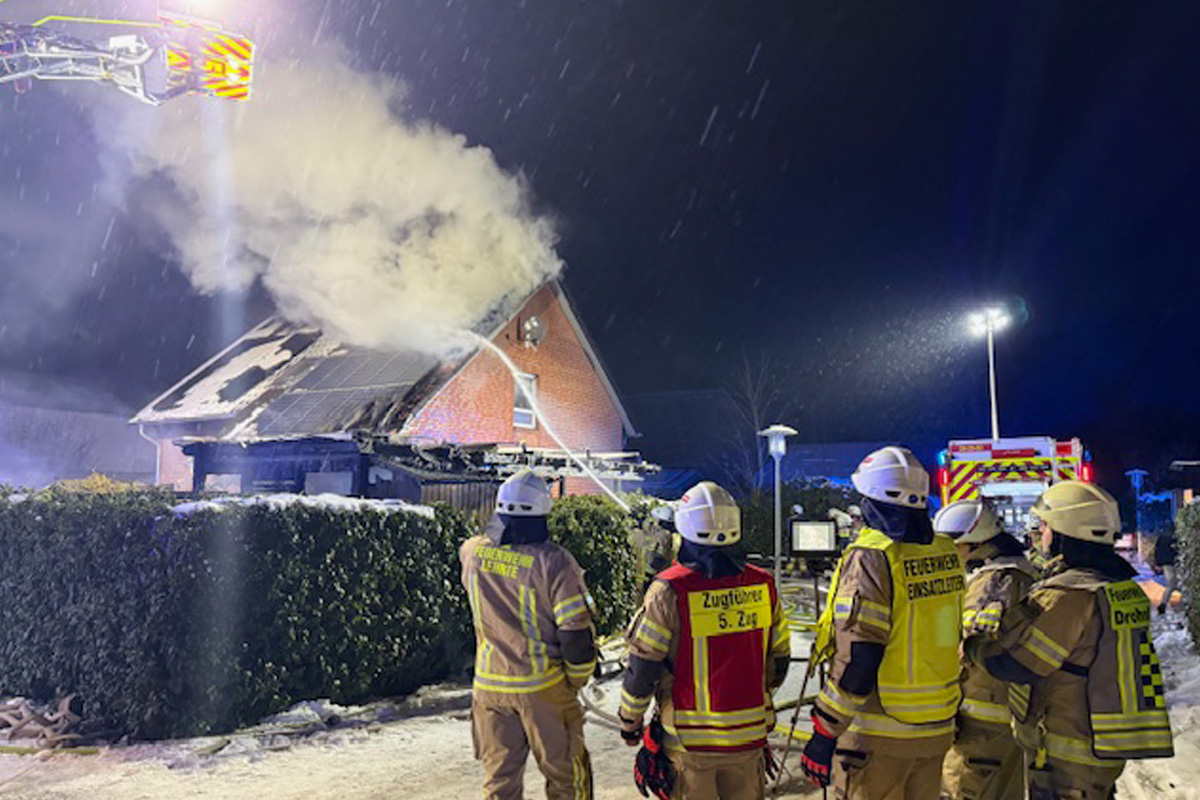 Lehrte – Brand von Carport greift auf Wohnhaus über