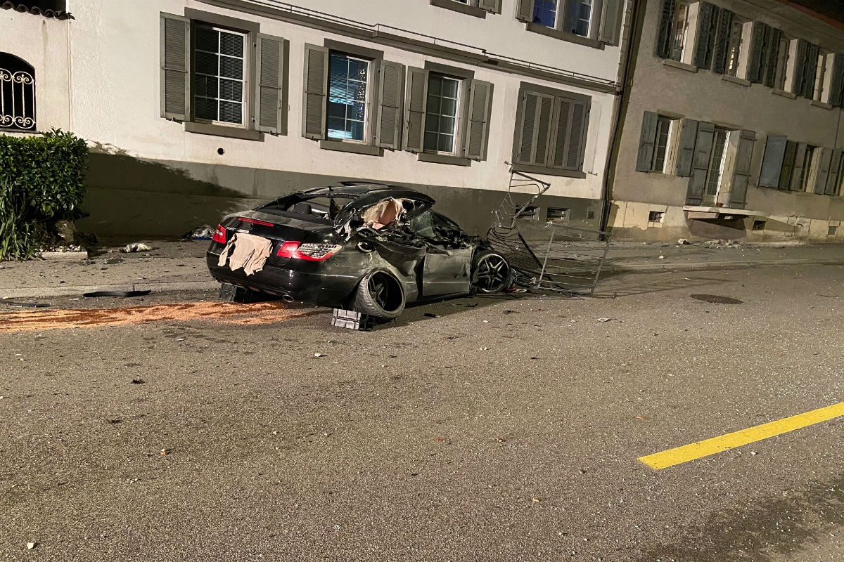 Aarburg AG - 52-Jähriger nach Horrorunfall mit Aufprall in Hausfassade tot!