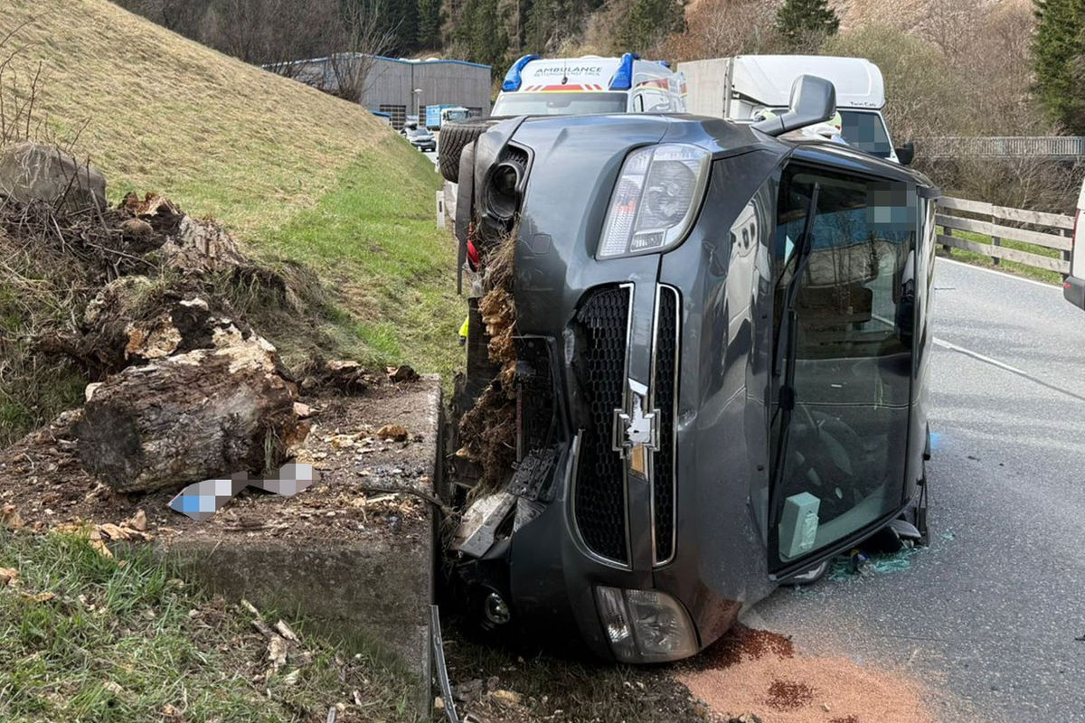 Steinach am Brenner – Pkw überschlägt sich auf B182