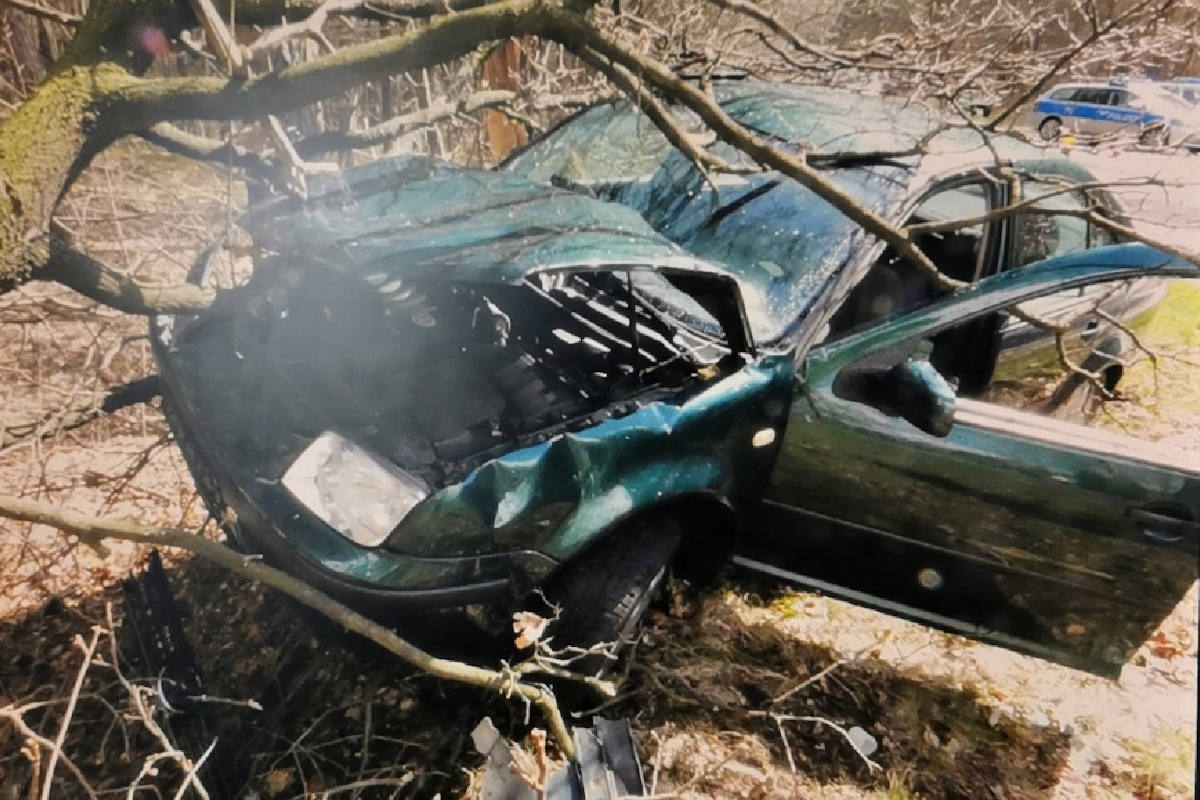 Hambühren – PKW kommt von der Fahrbahn ab und prallt gegen Baum