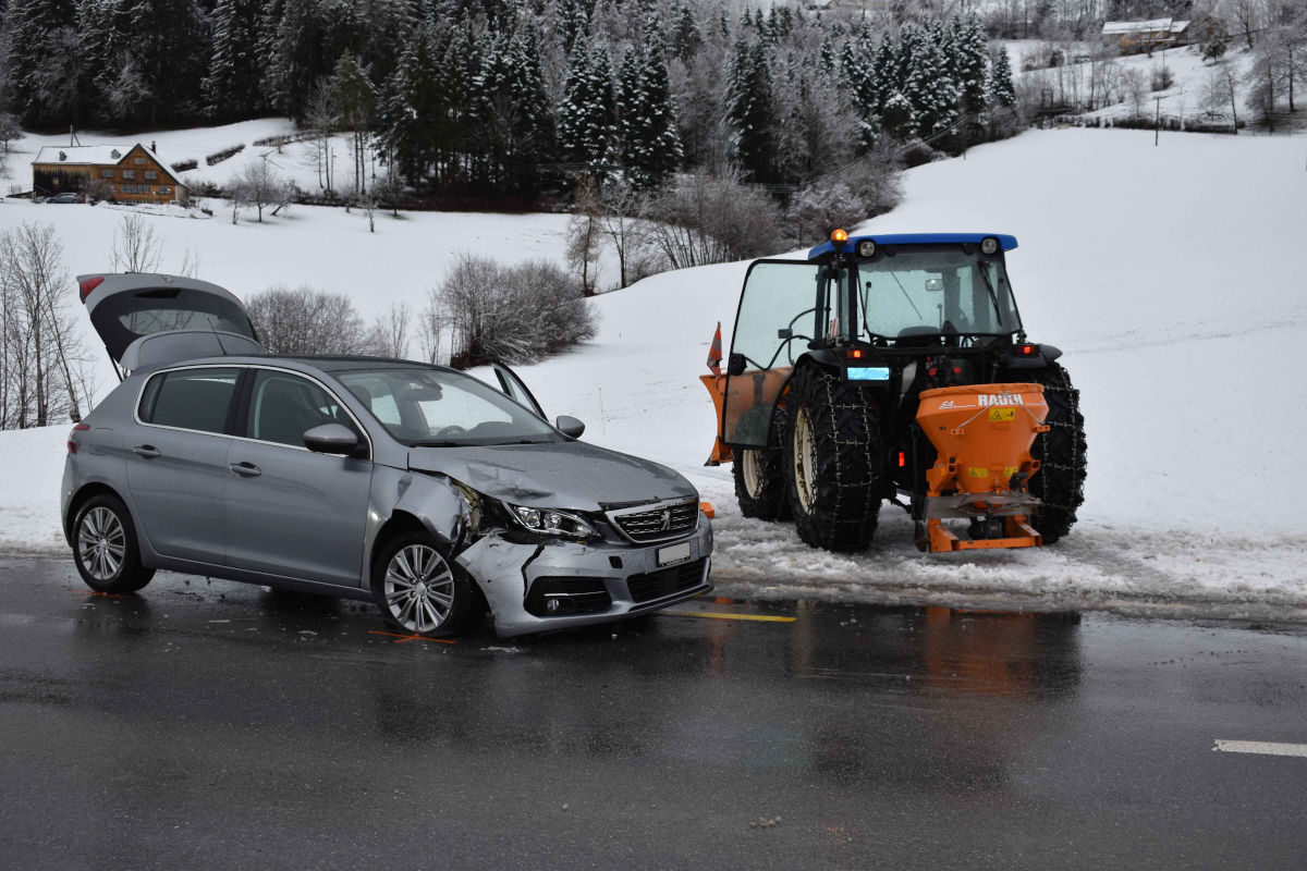 Teufen AR – Auto kollidiert mit einem Traktor