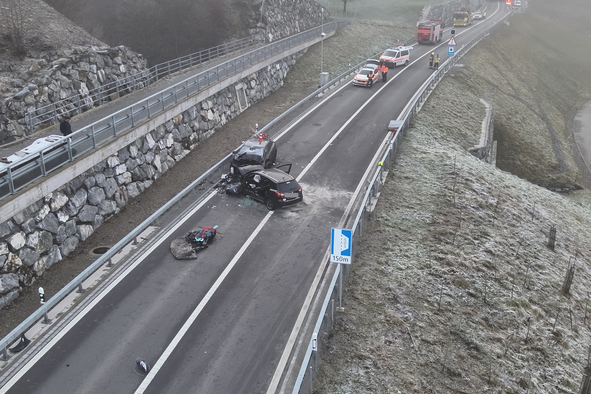 Wattwil SG - Gesperrte Strasse und drei Verletzte nach schwerem Unfall 