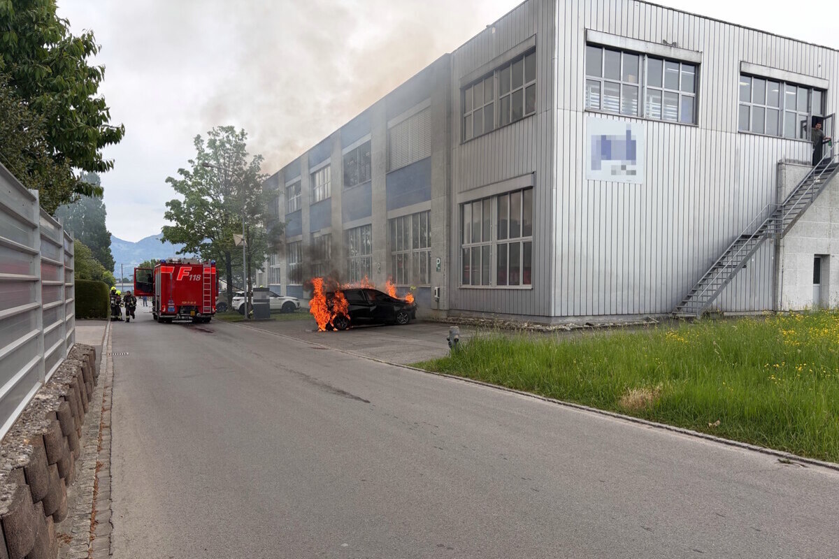 Altstätten SG – Auto an Ladestation brennt komplett aus