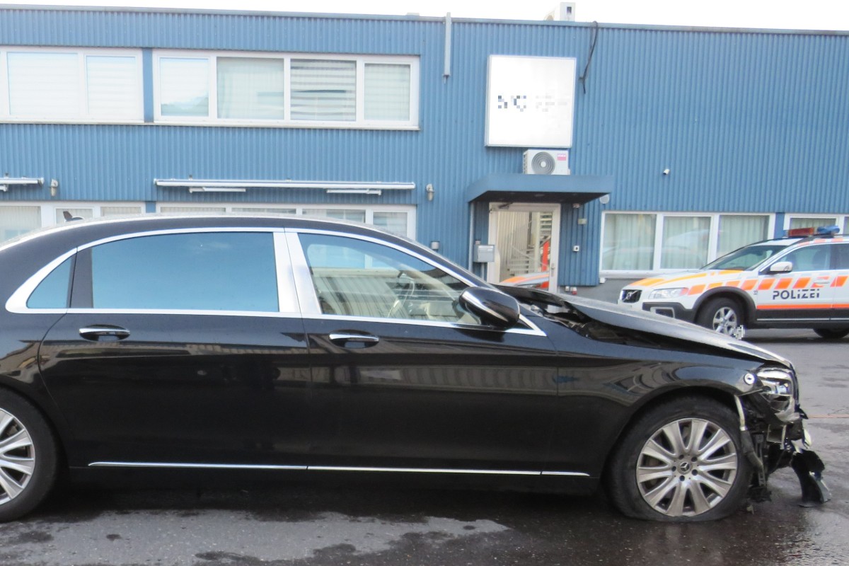 Näfels GL - Strolchenfahrt im Mercedes endet mit Unfall 