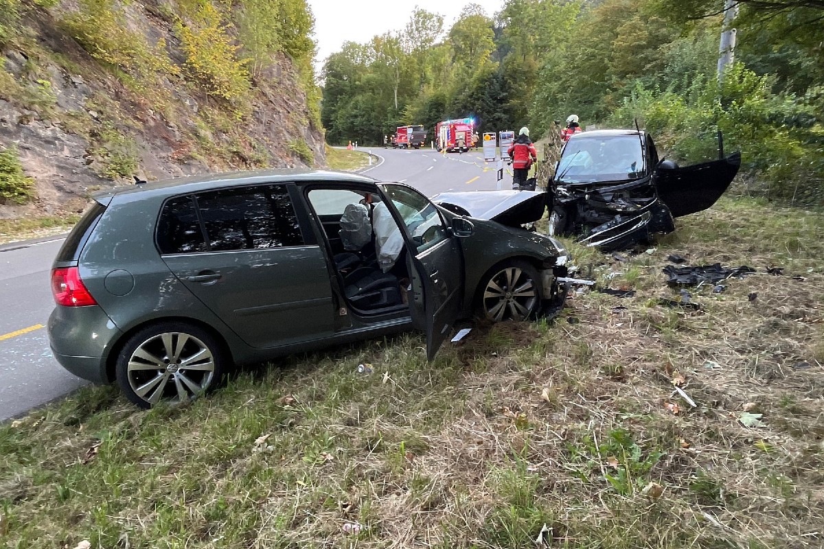 Unfall in Läufelfingen BL - Heftige Frontalkollision zwischen zwei Personenwagen – drei Personen schwer verletzt