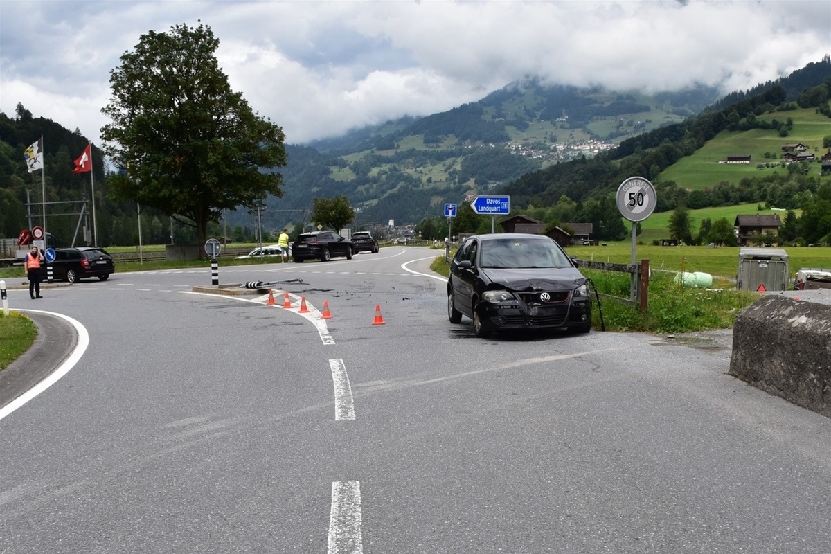 Unfall in Schiers GR - Mit einer Verkehrsinsel und einem Auto kollidiert