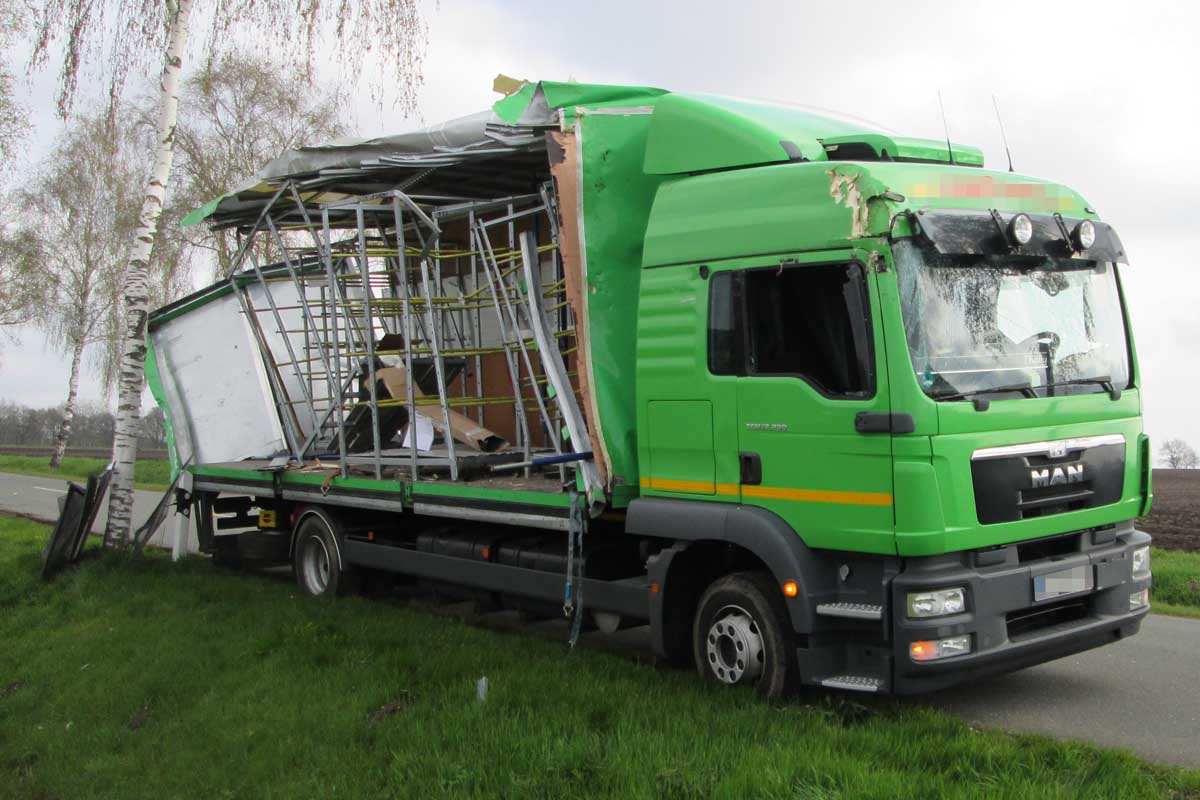 Westerholz - LKW-Fahrer flüchtet nach Unfall