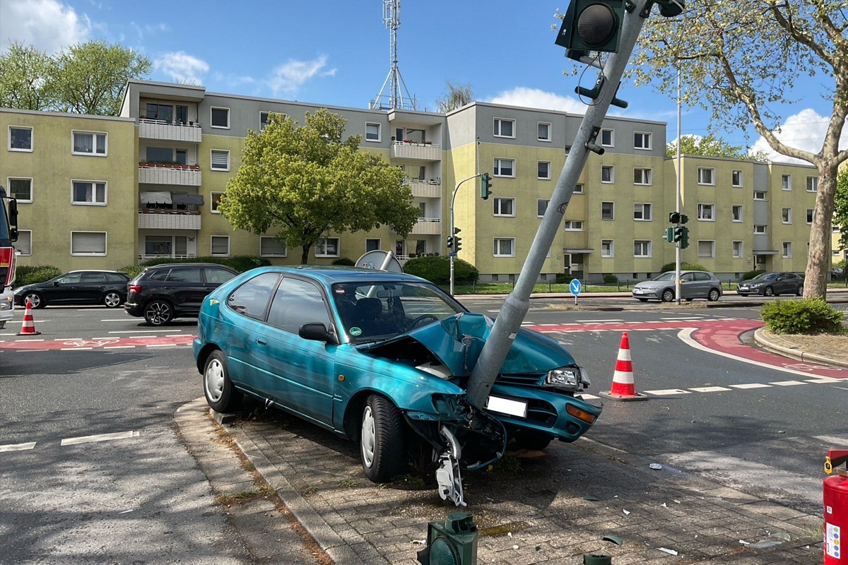 Mülheim an der Ruhr – Zwei Verletzte nach Unfall mit Laternenmast