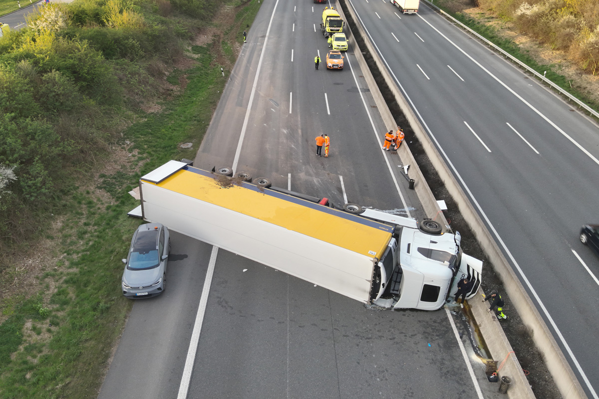 A7 Seesen – Sattelzug kippt auf Autobahn um