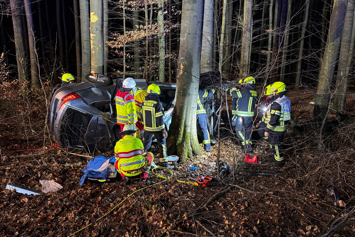 Wenden – Autofahrer bei Unfall schwer verletzt und eingeklemmt