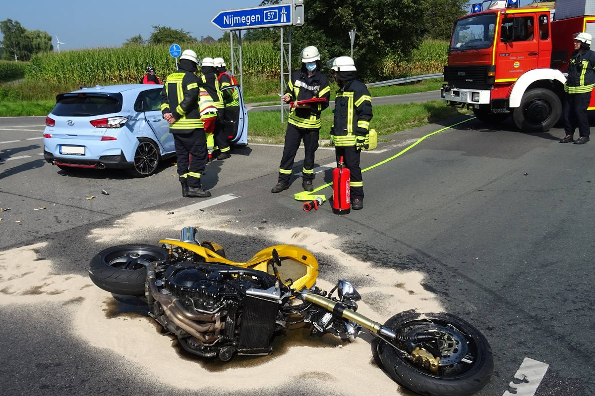 Sonsbeck – Auslaufende Betriebsmittel nach Verkehrsunfall zwischen PKW und Motorrad