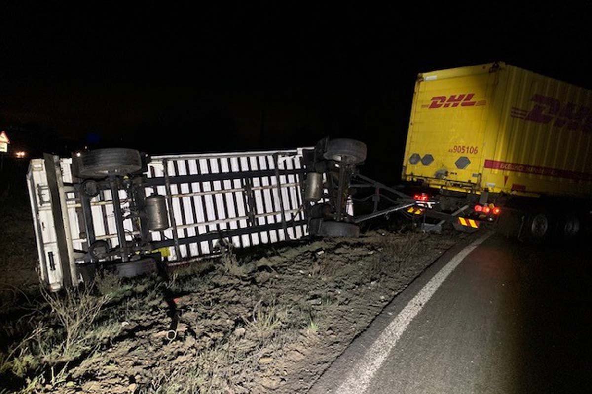 Speyer - Lkw-Anhänger auf glatter Fahrbahn umgekippt