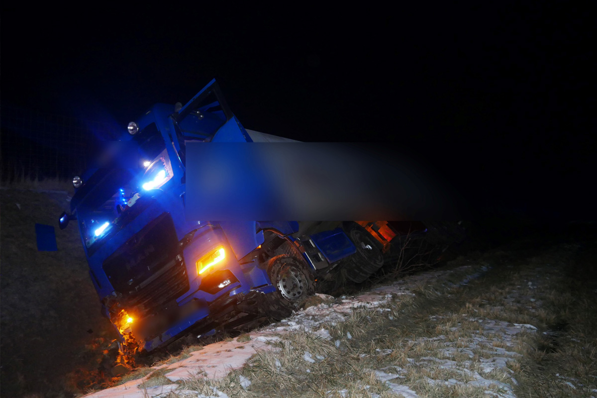 A1 Reeßum – Sattelzug kommt von Autobahn ab
