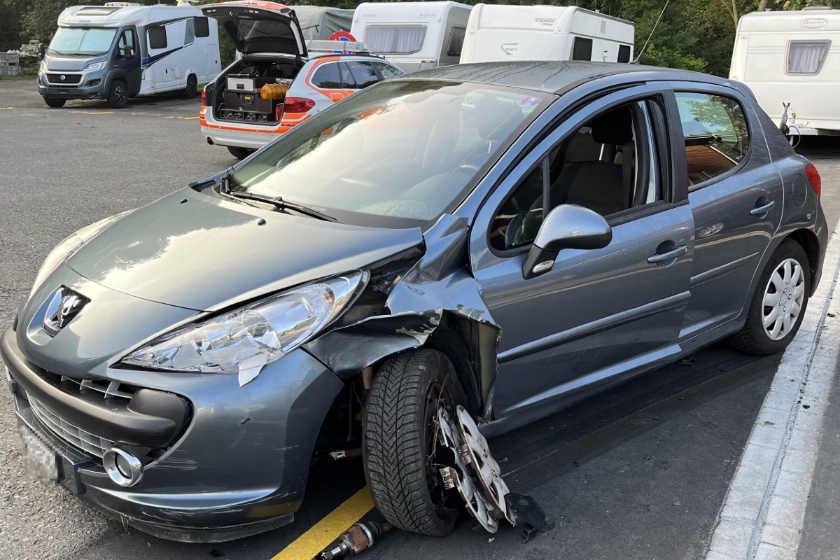 Berneck SG - Mit gestohlenem Auto in alkoholisiertem Zustand Selbstunfall verursacht