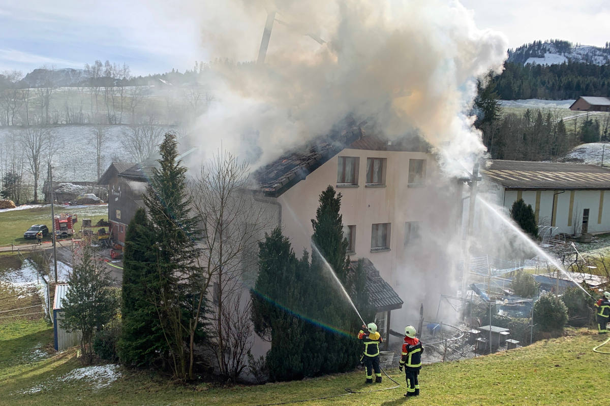 Hasle LU – (Update) Wohnhaus gerät in Brand – eine Person verletzt