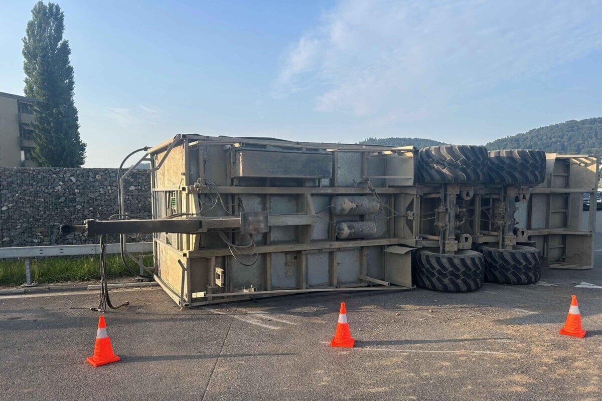 Mellingen AG – Anhänger-Unfall sorgt für Verkehrsbehinderungen